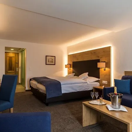 Готель Alpen & 4*