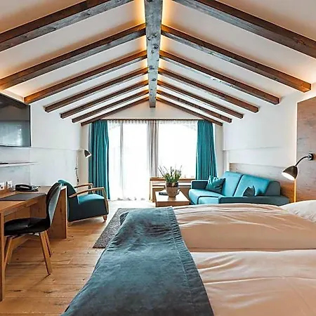 Готель Alpen - & Dining 4*