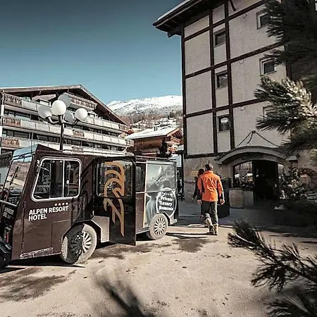 Готель Alpen - & Dining 4*